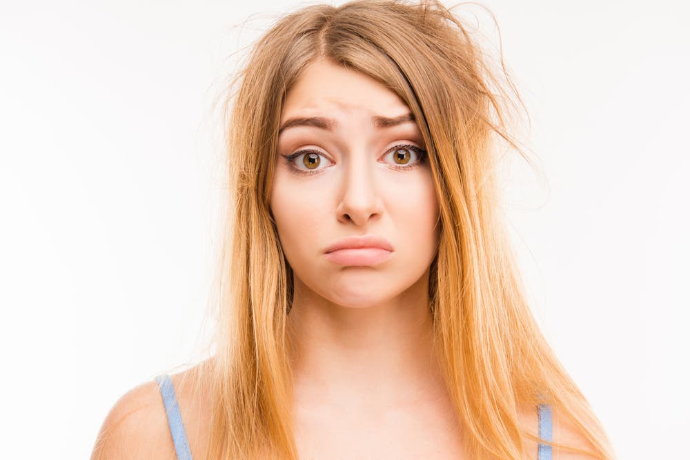 Cheveux : les 7 signes qui doivent vous alarmer | LaNutrition.fr